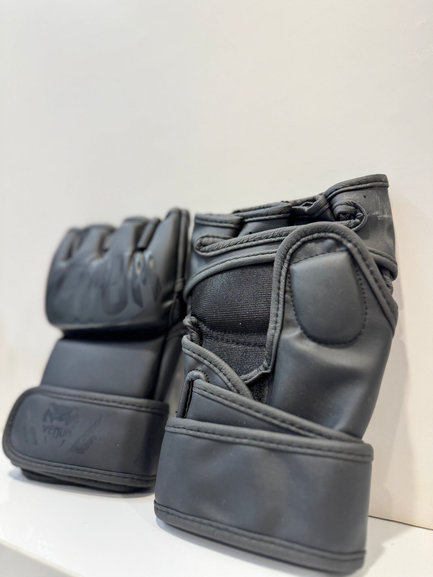 GUANTES KICKBOXING VENUM NEGRO