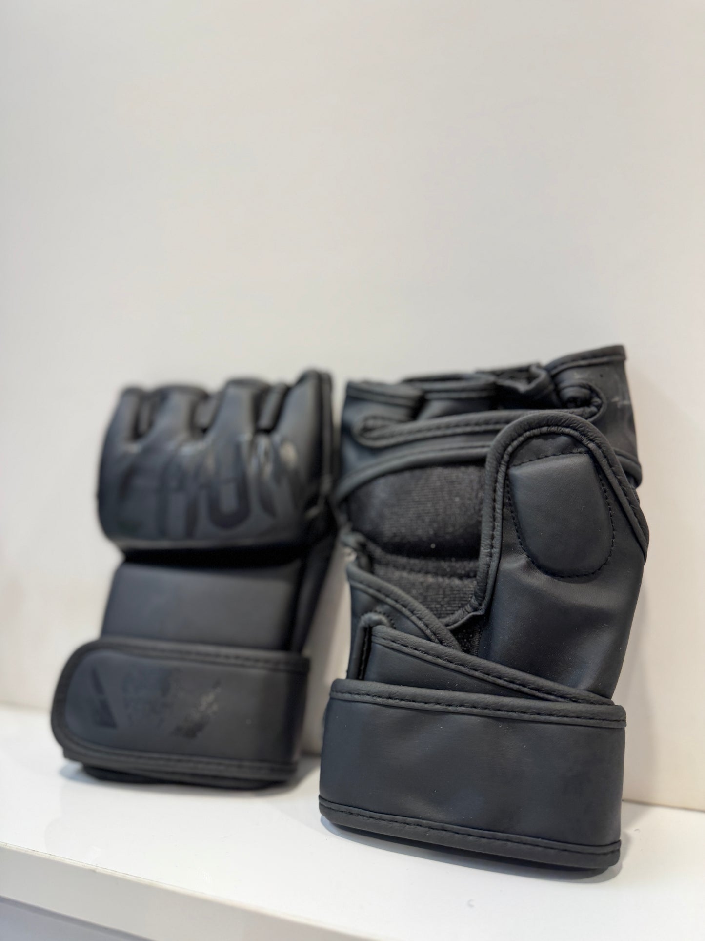 GUANTES KICKBOXING VENUM NEGRO